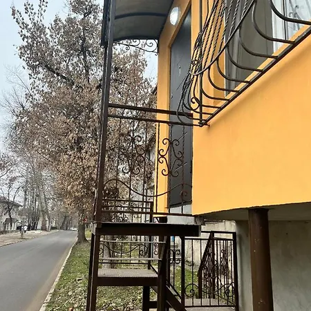 Orange House Next To A Park Apartment Chisinau Exterior foto