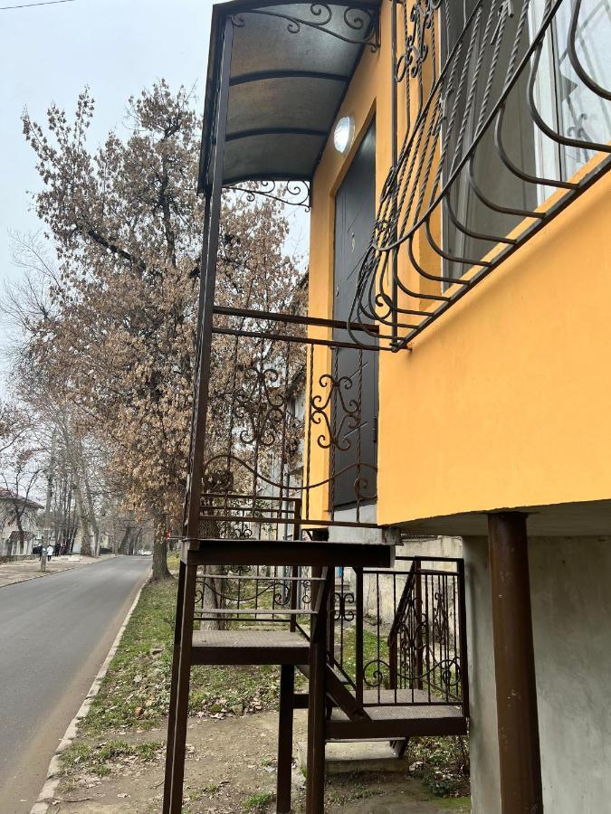 Orange House Next To A Park Apartament *